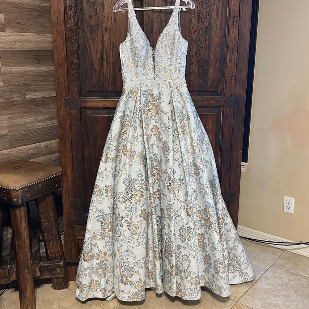 Special occasion dress was only use once for a photo shoot..